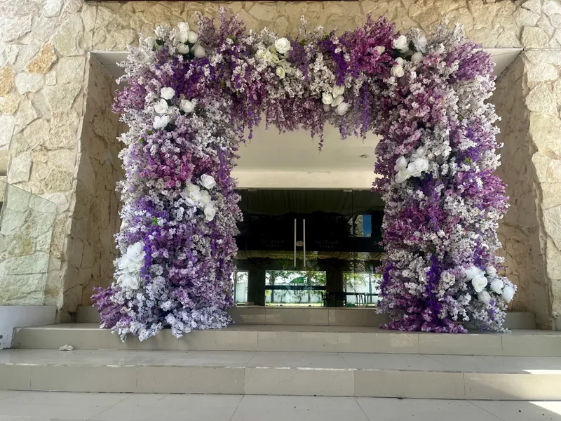 Arco de flores lilas en la entrada
