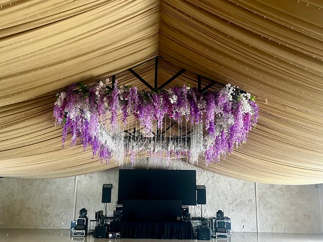 Candil de flores lilas colgando del techo del salón