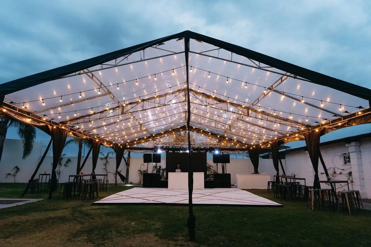 Carpa iluminada en el jardín al anochecer