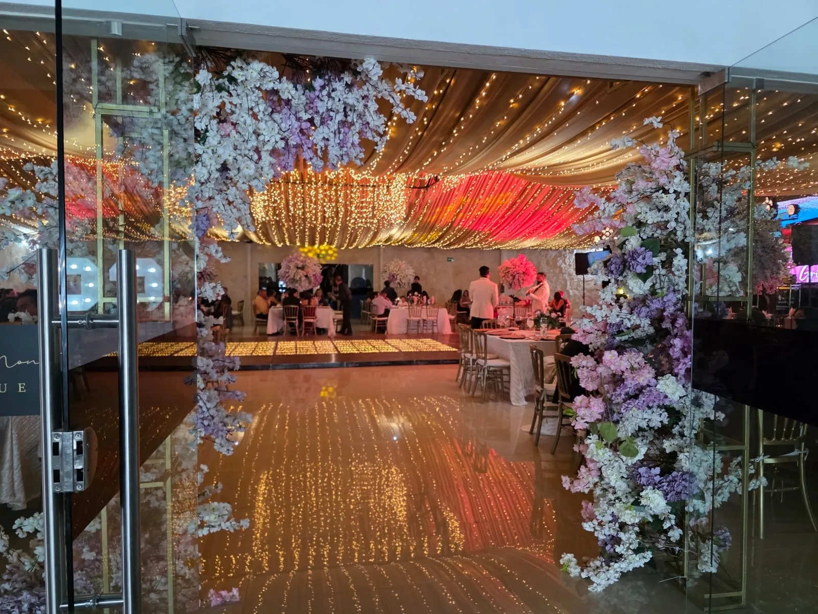 Entrada al salón enmarcada con flores