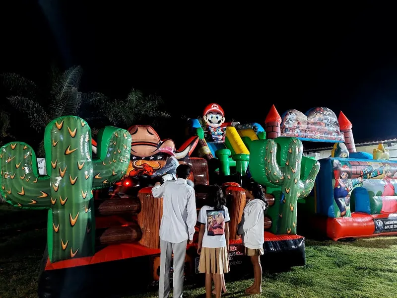 Inflables iluminados de noche
