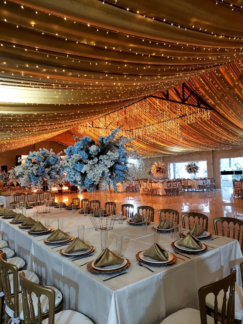 Mesa imperial con centros de flores azules