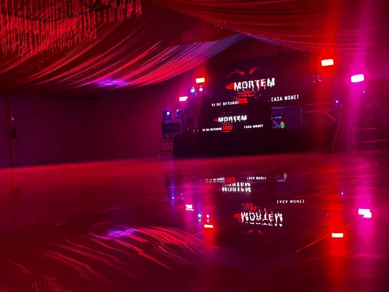 Pista con iluminación roja y pantalla LED