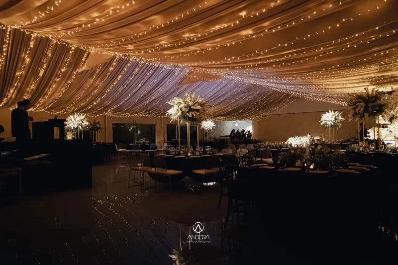 Salón de noche con centros de flores blancas