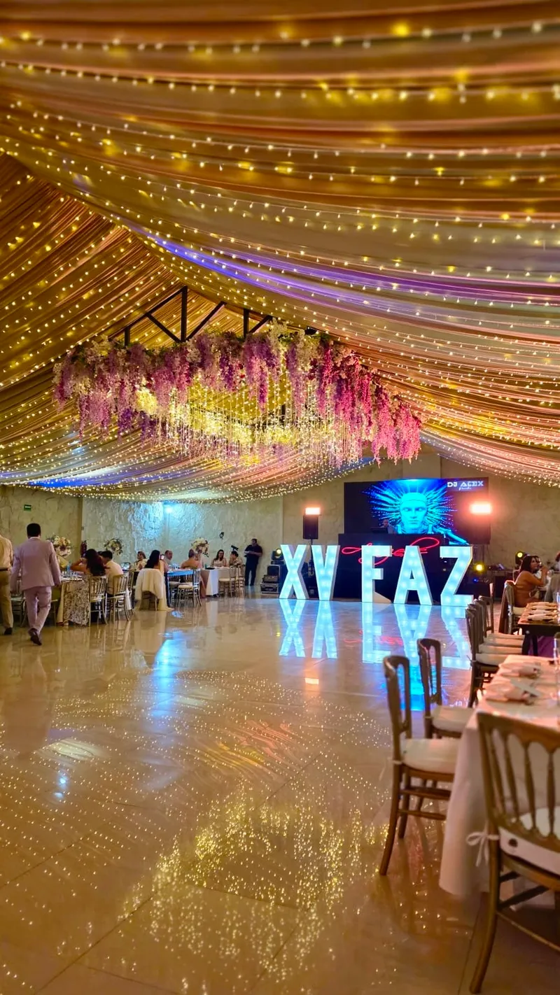 Salón con letras luminosas de XV años