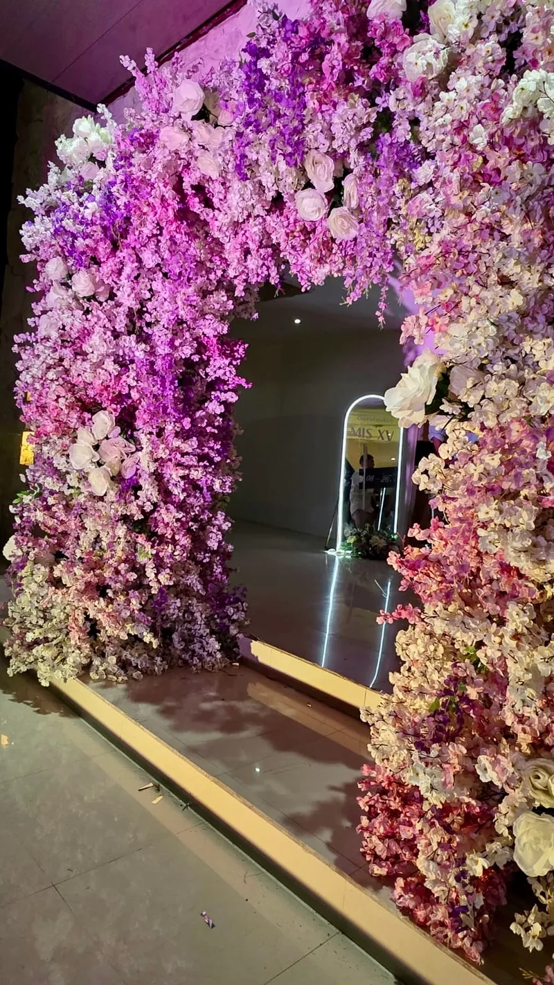 Túnel de flores rosas y lilas
